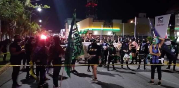 Feministas en Cancún exigen justicia en el día internacional naranja