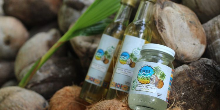 PRODUCTORES DE ACEITE DE COCO DE XCALAK SE SUBEN AL TREN MAYA