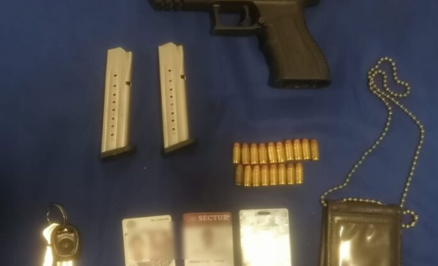 DETIENEN A HOMBRE ARMADO CUANDO LLEVABA 13 CUBANOS INDOCUMENTADOS EN UNA CAMIONETA