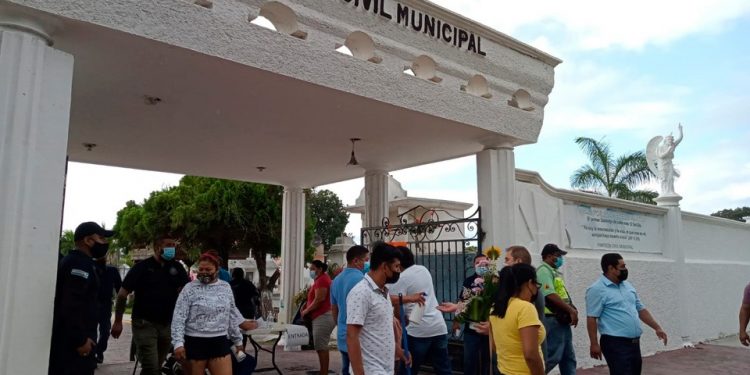 MÁS DE DOS MIL PERSONAS INGRESAN A CEMENTERIO CIVIL DE CHETUMAL, PESE A RESTRICCIONES POR COVID-19