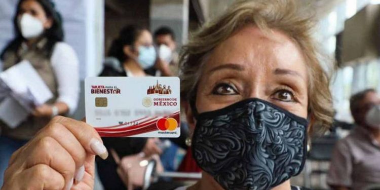 Entregan tarjetas para la pensión de Adultos Mayores en Tabasco