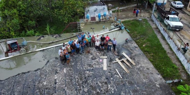 Gobierno de Macuspana extrae lodos de la cisterna de almacenamiento de agua potable en la colonia belén de hasta dos metros de su altura