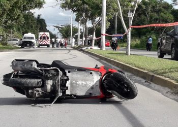 MUERE TURISTA EN COZUMEL AL CHOCAR EN MOTOCICLETA CONTRA ÁRBOL