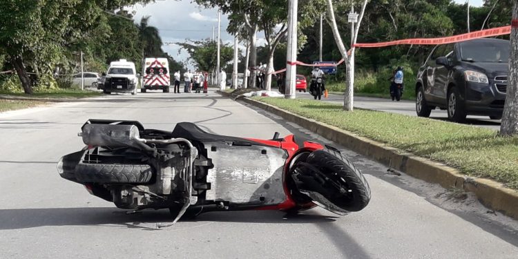 MUERE TURISTA EN COZUMEL AL CHOCAR EN MOTOCICLETA CONTRA ÁRBOL