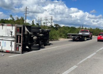 VUELCA CAMIÓN DE CARGA POR EXCESO DE VELOCIDAD ENTRE PAAMUL Y PUNTA VENADO