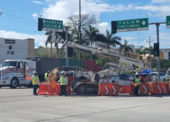 SE DESCOMPONE GRÚA DEL TREN MAYA A MITAD DE UN CRUCE VIAL EN PLAYA DEL CARMEN