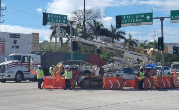 SE DESCOMPONE GRÚA DEL TREN MAYA A MITAD DE UN CRUCE VIAL EN PLAYA DEL CARMEN