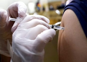 La FDA aprueba tercera dosis contra Covid-19 para mayores de 18 años