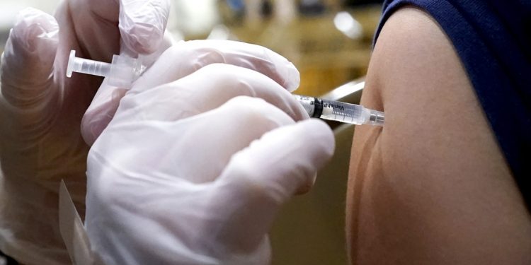 La FDA aprueba tercera dosis contra Covid-19 para mayores de 18 años