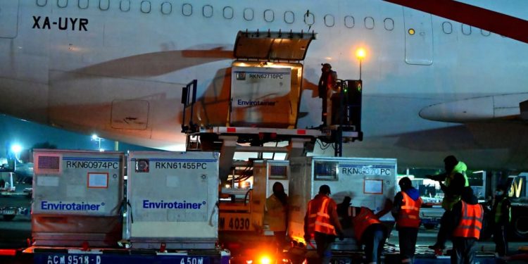 Arriban a México 1.1 millones de dosis AstraZeneca