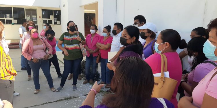 Se manifiestan trabajadoras de la casa hogar del DIF en el sur del estado