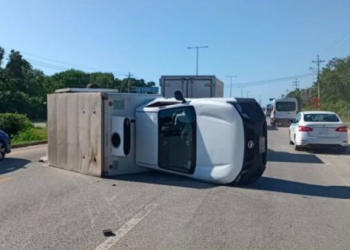 Vuelca camioneta en el bulevar de Playa del Carmen