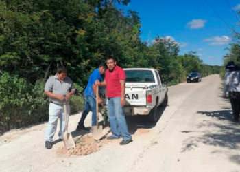 MAESTROS SUFRAGAN Y REALIZAN BACHEO DE CARRETERA QUE CONECTA A 20 COMUNIDADES DE LA ZONA MAYA ANTE INDIFERENCIA DE AUTORIDADES