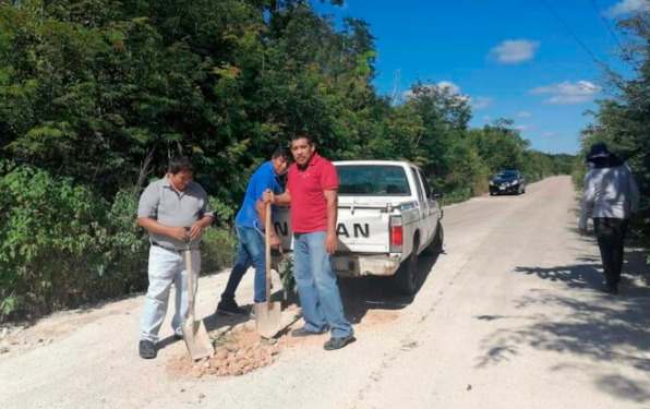 MAESTROS SUFRAGAN Y REALIZAN BACHEO DE CARRETERA QUE CONECTA A 20 COMUNIDADES DE LA ZONA MAYA ANTE INDIFERENCIA DE AUTORIDADES