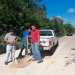 MAESTROS SUFRAGAN Y REALIZAN BACHEO DE CARRETERA QUE CONECTA A 20 COMUNIDADES DE LA ZONA MAYA ANTE INDIFERENCIA DE AUTORIDADES