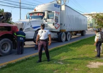 SAT y plaza Las Américas de Cancún se queda sin luz a causa de choque de camión contra postes