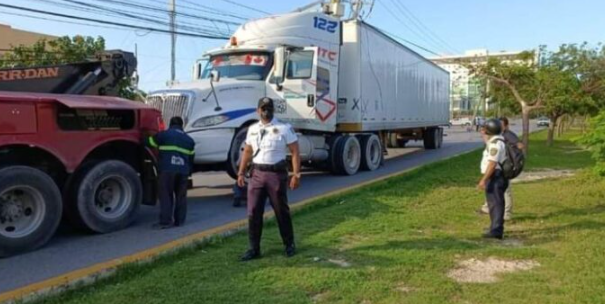 SAT y plaza Las Américas de Cancún se queda sin luz a causa de choque de camión contra postes