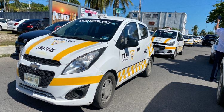 Taxistas se manifiestan contra mototaxis