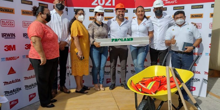 Firman acuerdo para el mejoramiento de inmuebles educativos en la Expo Feria Pro Construye con causa