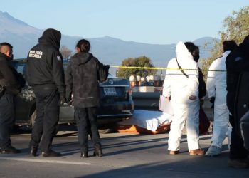 Detienen en puebla a una mujer que llevaba un cadáver en la cajuela de su automóvil