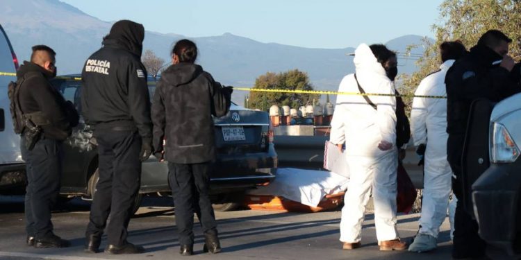 Detienen en puebla a una mujer que llevaba un cadáver en la cajuela de su automóvil