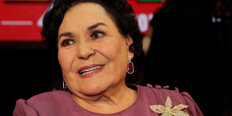 La salud de Carmen Salinas aún no mejora; familiares consideran desconectarla