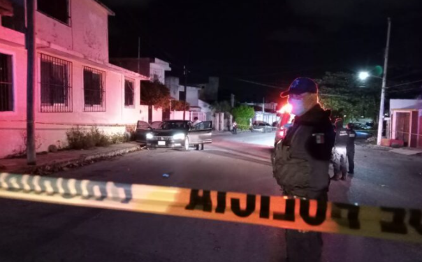 Persecución entre criminales por calles de Cancún deja un ejecutado