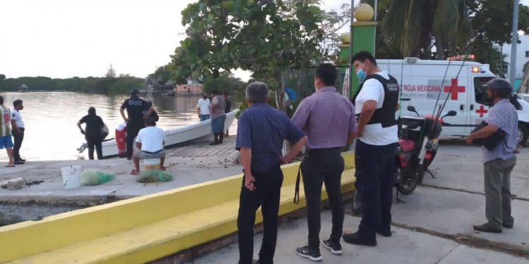 Hombre baleado llega en lancha al Bulevar Bahía en Chetumal
