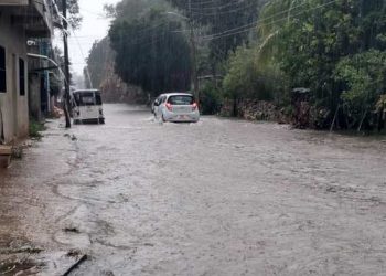 Fuertes lluvias inundan calles en José María Morelos