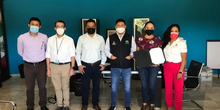 BRINDA CARLOS JOAQUÍN CERTEZA JURÍDICA A ESTUDIANTES DE ESCASOS RECURSOS.