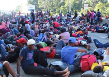 Migrantes bloquean carreteras en Chiapas exigiendo regularicen su estancia en el país