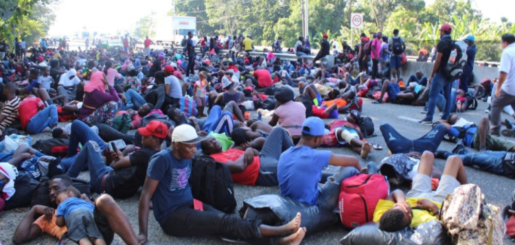 Migrantes bloquean carreteras en Chiapas exigiendo regularicen su estancia en el país