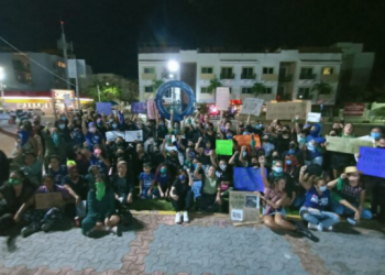Manifestantes feministas colocan ‘antimonumental’ en Playa del Carmen