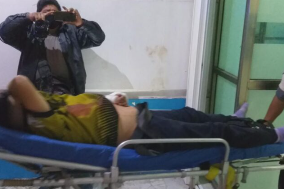 BALEAN A DOS HOMBRES AFUERA DE SU CASA EN CANCÚN