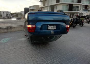 VUELCA AUTO EN EL DESARROLLO DE LUJO PUERTO CANCÚN; MUJER RESULTA LESIONADA