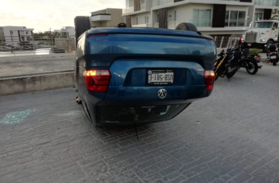 VUELCA AUTO EN EL DESARROLLO DE LUJO PUERTO CANCÚN; MUJER RESULTA LESIONADA
