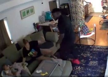 Exjugador de la NFL es arrestado por golpear brutalmente a su expareja.