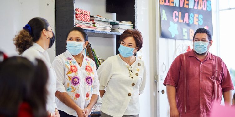 PRESIDENTA MUNICIPAL JUANITA ALONSO ATESTIGUA EL INICIO DE CLASES PRESENCIALES DE EDUCACIÓN BÁSICA