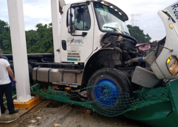 CICLISTA QUEDA DEBAJO DE LLANTAS DE TRÁILER QUE CHOCÓ CONTRA REGISTRO DE CFE EN PLAYA DEL CARMEN
