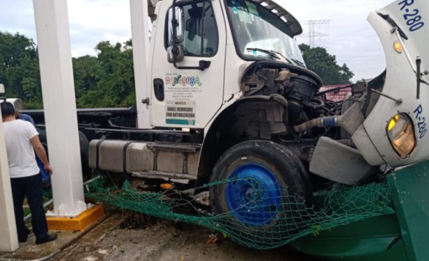 CICLISTA QUEDA DEBAJO DE LLANTAS DE TRÁILER QUE CHOCÓ CONTRA REGISTRO DE CFE EN PLAYA DEL CARMEN