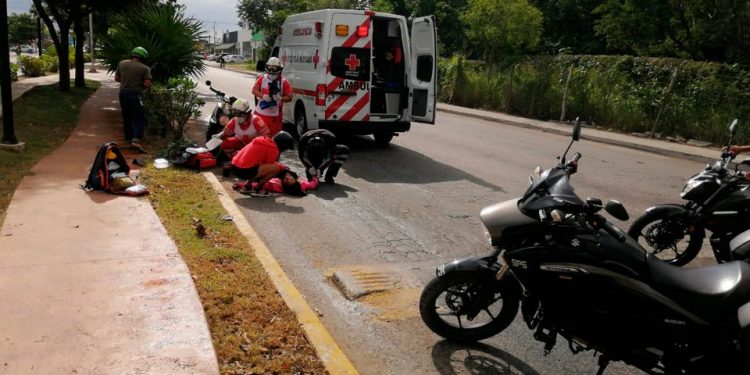 UNA MUJER SUFRE LESIONES DE GRAVEDAD AL DERRAPAR CON UNA MOTOCICLETA EN PLAYA DEL CARMEN