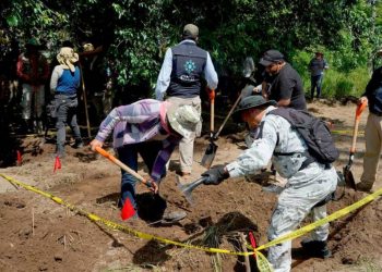Hallan en Veracruz fosa clandestina con 65 cuerpos y miles de restos humanos