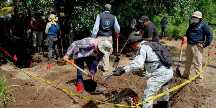 Hallan en Veracruz fosa clandestina con 65 cuerpos y miles de restos humanos