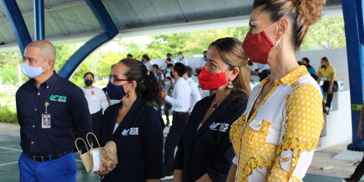 ESTUDIANTES DE UT CANCÚN BIS OFRECEN TOURS EN XI TRAVEL MART