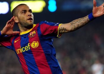 EL FC BARCELONA ANUNCIA A DANI ALVES COMO SU NUEVO JUGADOR