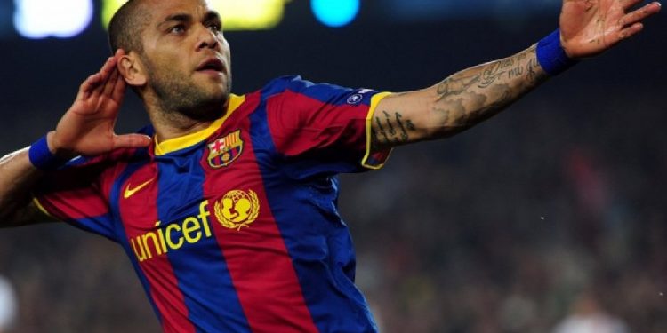 EL FC BARCELONA ANUNCIA A DANI ALVES COMO SU NUEVO JUGADOR