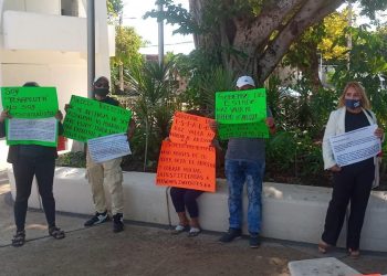 TERAPEUTAS PROTESTAN EN CANCÚN POR DETENCIÓN DE COMPAÑERO EN ZONA HOTELERA