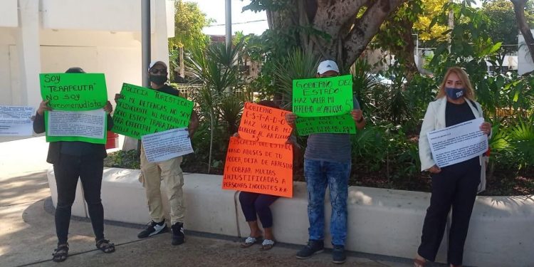 TERAPEUTAS PROTESTAN EN CANCÚN POR DETENCIÓN DE COMPAÑERO EN ZONA HOTELERA
