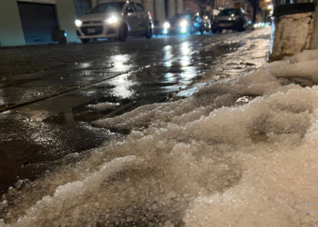 Granizada sorprende a poblanos y cubre de blanco las calles
