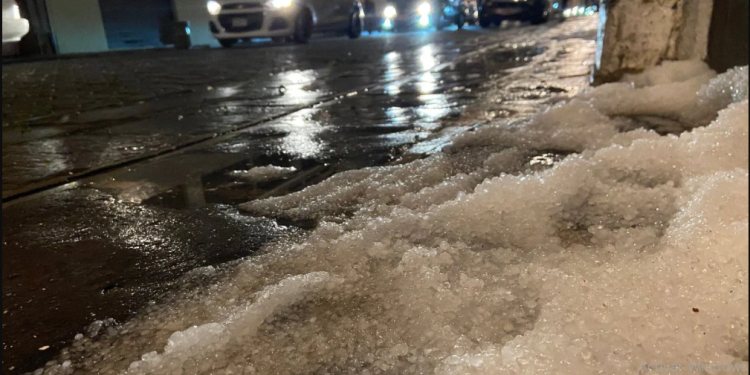 Granizada sorprende a poblanos y cubre de blanco las calles